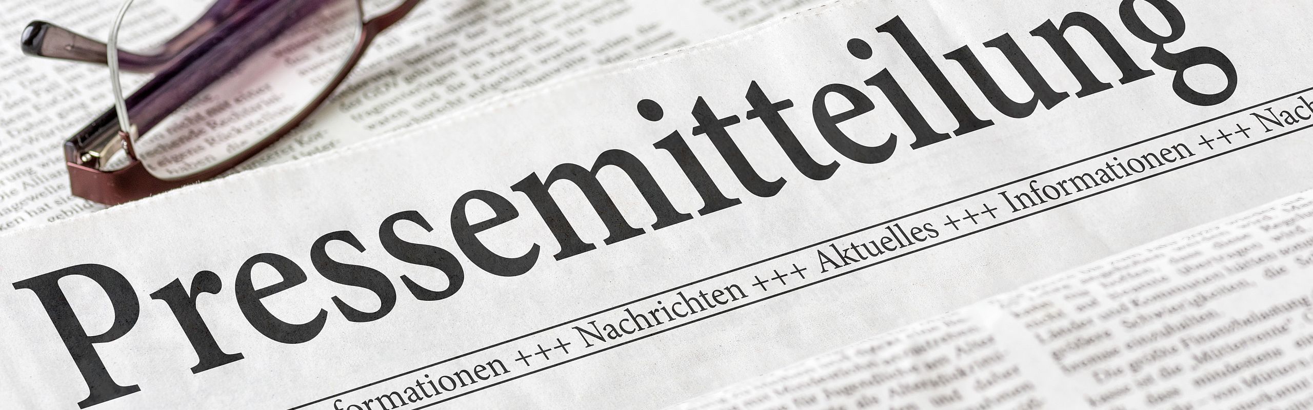 Zeitung mit der Überschrift Pressemitteilung